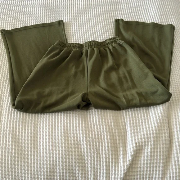 Sleeveless Two Piece Outfit - Picture 5 of 6